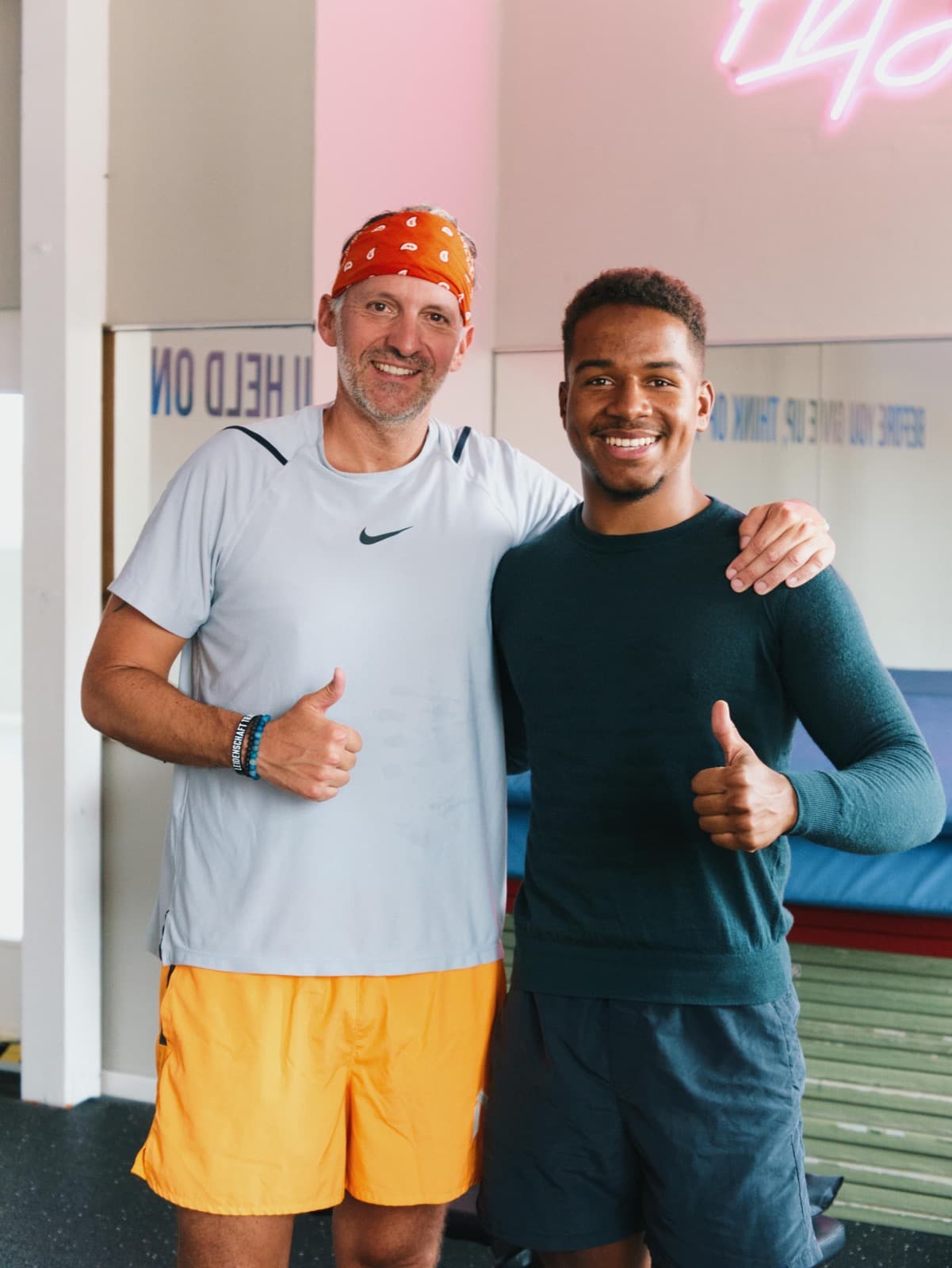 David Jurcevic und ein Klient bei Chidera Athletics, vertrauensvolle Trainingsbeziehung